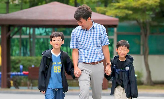 광주 광산구 신가동에 사는  김동춘씨. 10시 출근제로 아침에 여유가 생기면서 두 아들을 등교 시키고 있다./김영근 기자