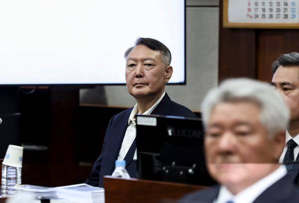 윤석열 전 대통령이 26일 서울 서초구 서울중앙지법에서 열린 특수공무집행방해, 직권남용 권리행사방해 등 혐의 사건 첫 공판에 출석했다. /뉴스1