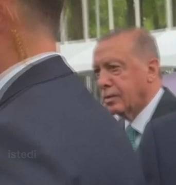 트럼프 차량 행렬로 이동을 통제받은 에르도안 대통령이 언짢은 표정을 짓고 있다. /X