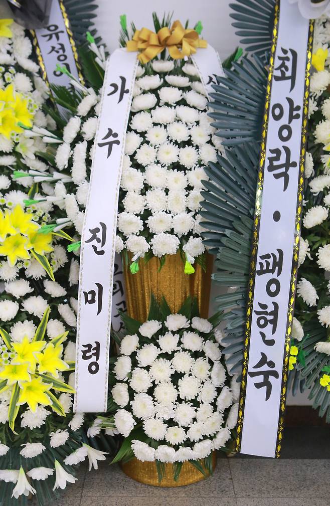 26일 서울 송파구 서울아산병원 장례식장에 마련된 개그맨 전유성의 빈소에 근조화환들이 놓여 있다. /뉴스1