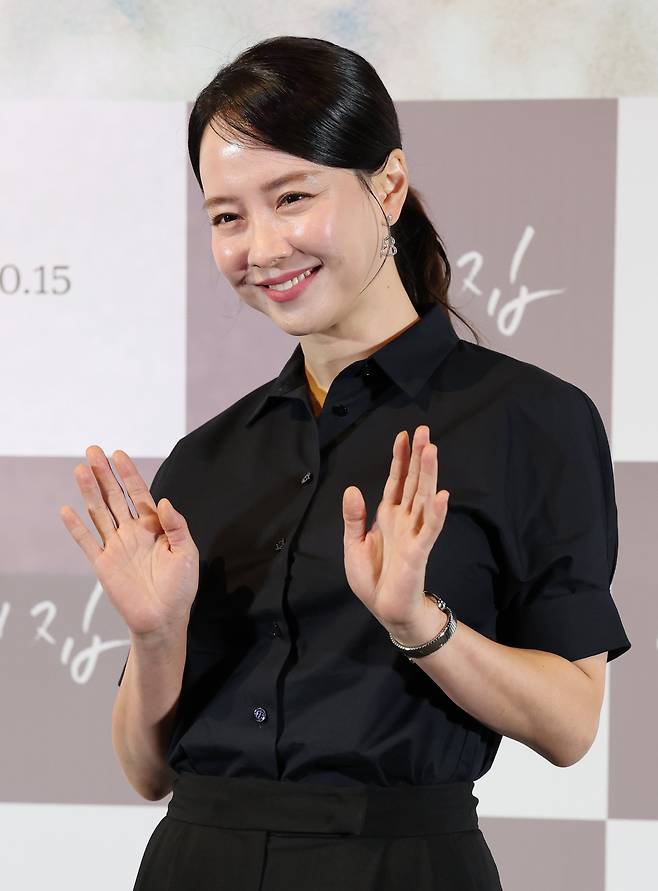 영화 '만남의 집' 언론 시사회 및 기자간담회가 26일 오후 서울 용산구 CGV아이파크몰에서 열렸다. 송지효가 포즈 취하고 있다. /스포츠조선