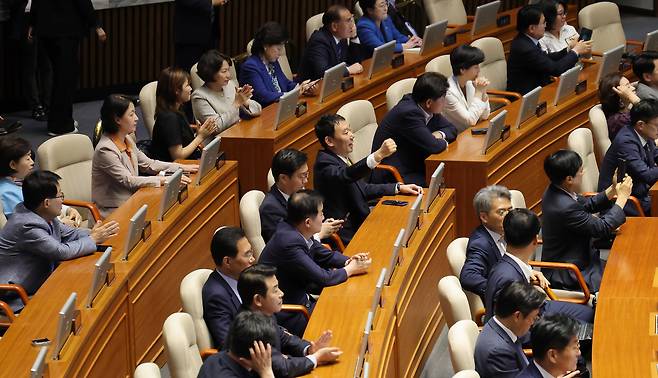 더불어민주당 김용민 법사위 간사 등 여당의원들이 26일 오후 서울 여의도 국회에서 열린 본회의에서 정부조직법 일부개정법률안이 통과되자 환호하고 있다. /남강호 기자
