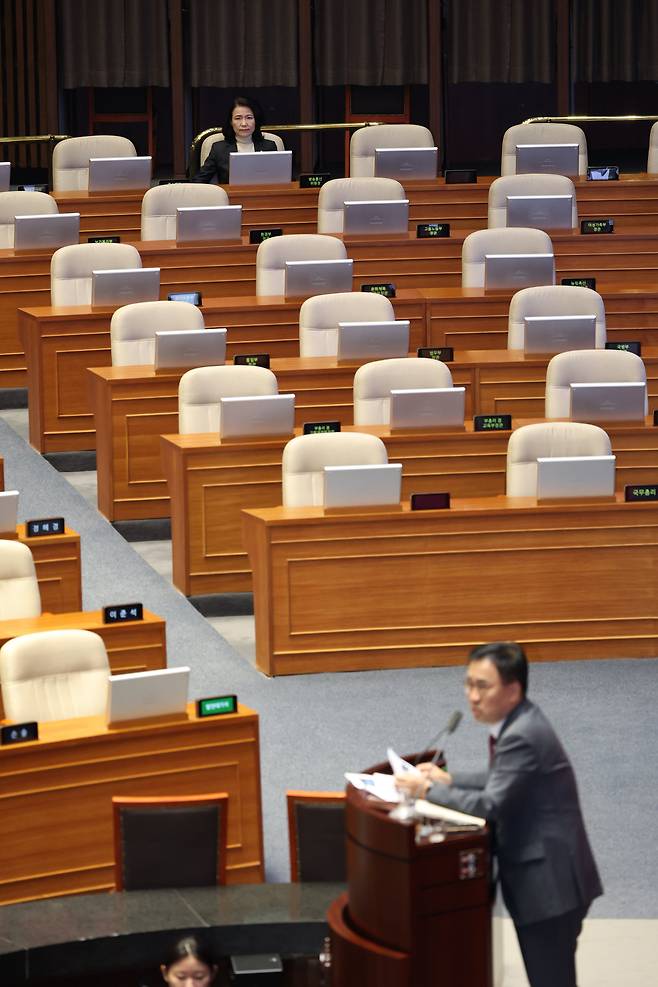 이진숙 방송통신위원회 위원장이 26일 오후 서울 여의도 국회에서 열린 본회의에서 방송미디어통신위원회의 설치 및 운영에 관한 법률안(대안)에 대한 최형두 국민의힘 의원의 무제한토론을 듣고 있다. /뉴시스