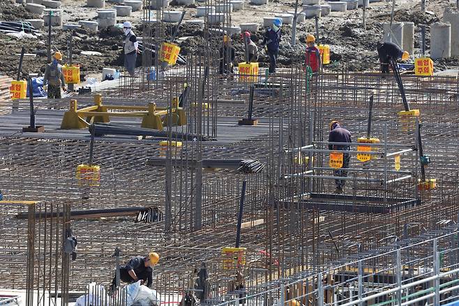 경기도 고양시 덕양구 도내동 창릉지구에서 근로자들이 철근 작업을 하고 있다. / 연합뉴스