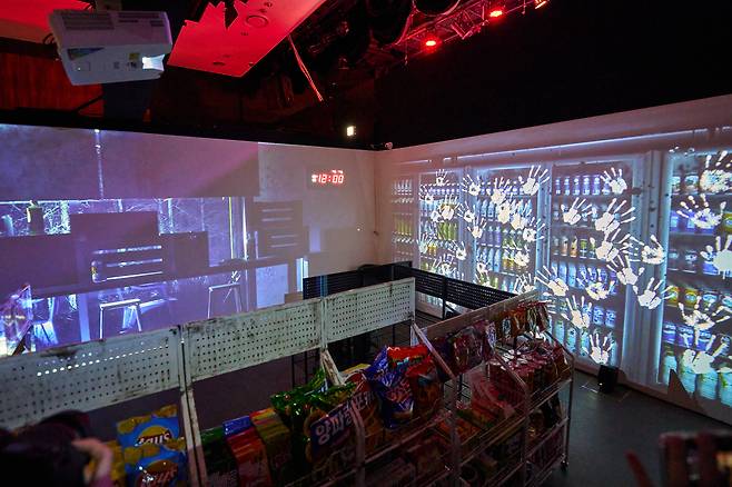 괴담출근 체험 공간 편의점 세트 모습./카카오엔터 제공