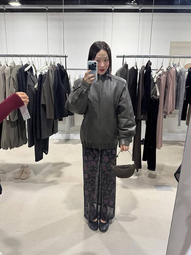 가죽 소재의 봄버 재킷을 입은 수사샤 인스타그램 @suesasha