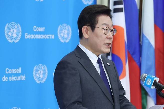 이재명 대통령이 24일(현지시간) 미국 뉴욕 유엔본부에서 안전보장이사회 의장 자격으로 공개 토의에 앞서 약식 브리핑을 하고 있다.ⓒ뉴시스