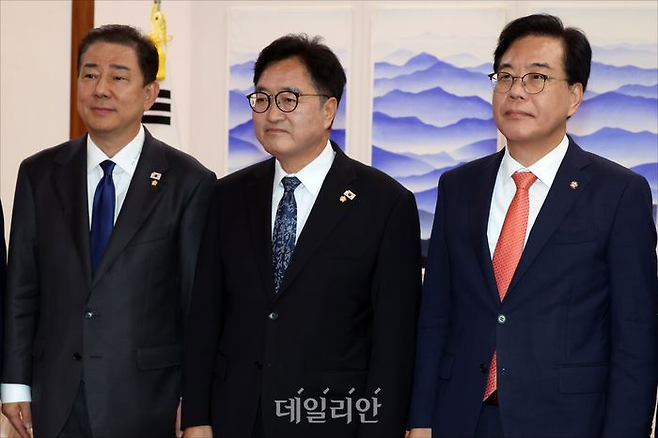 우원식 국회의장과 김병기 더불어민주당 원내대표, 송언석 국민의힘 원내대표 25일 국회본청 국회의장 집무실에서 회동해 기념 촬영을 하고 있다. ⓒ데일리안 홍금표 기자