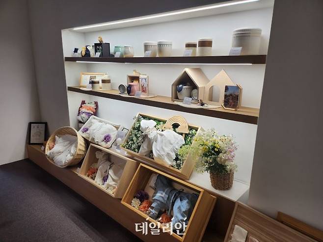 21그램 업체는 장례에 필요한 물건들을 보호자들이 쉽게 이해할 수 있도록 전시하고 있다. ⓒ데일리안 김소희 기자