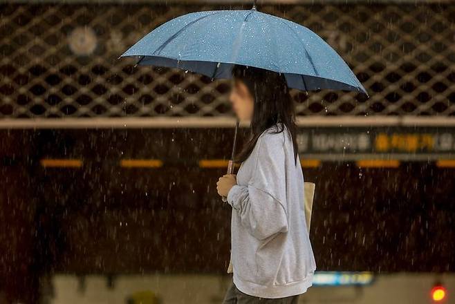 24일 서울 중구 명동에 거센 비가 쏟아지고 있다. ⓒ뉴시스