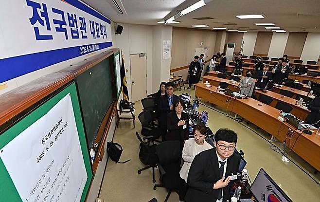 지난 6월26일 경기도 고양시 사법연수원에서 열린 전국법관대표회의에서 의장을 맡은 김예영 서울남부지법 부장판사(앞줄 오른쪽 세번째)를 비롯한 참석자들이 국기에 경례를 하고 있다 ⓒ연합뉴스