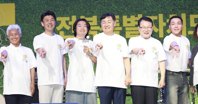 최근 전북 익산시 중앙체육공원에서 열린 ‘2025 전북도·익산시 청년 축제’에서 김관영 전북도지사(오른쪽에서 세 번째)와 정헌율 익산시장(오른쪽에서 두 번째) 등 참석자들이 청년의 열정과 도전을 응원하며 함께 기념촬영을 하고 있다. 전북도 제공
