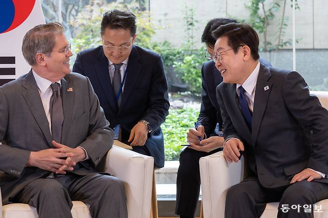 이재명 대통령이 24일(현지시간) 미국 뉴욕 주유엔대한민국대표부에서 스콧 베선트 미 재무장관을 만나 한미 관세협상 관련 사항을 논의했다. 2025.09.25 송은석 기자 silverstone@donga.com