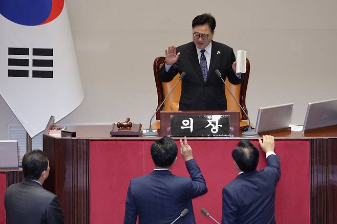 송언석 국민의힘 원내대표가 25일 서울 여의도 국회에서 열린 제429회 국회(정기회) 제9차 본회의에서 민주유공자 예우에 관한 법률안에 대한 신속처리안건 지정동의의 건이 명패수보다 투표수가 많은 상황이 발생하자 우원식 의장에게 재투표를 요구하고 있다. 2025.9.25/뉴스1