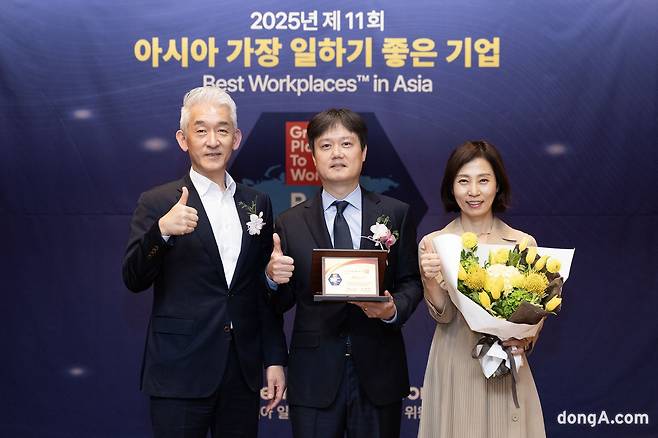 (왼쪽부터) 이중호 메리어트 인터내셔널 총지배인, 신봉권 인사 상무이사, 송영주 총지배인.