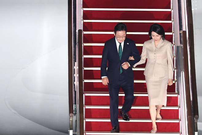 이재명 대통령과 김혜경 여사가 26일 미국 뉴욕 유엔총회 일정을 마치고 경기도 성남 서울공항을 통해 귀국하고 있다. 성남=뉴스1
