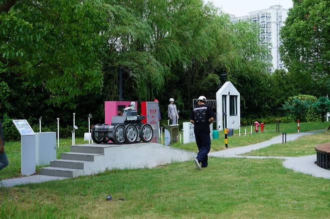 상하이 iRIC의 야외 훈련장에서 연구원이 로봇을 훈련하며 데이터를 수집하고 있다. 동아사이언스 제공