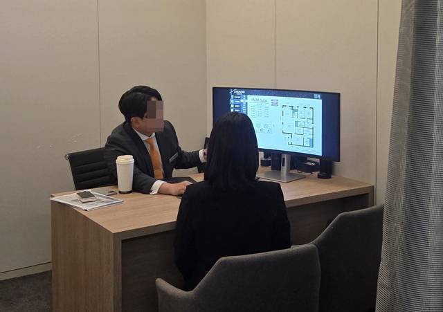 계약 상담을 진행 중인 어나드 범어 견본주택 모습