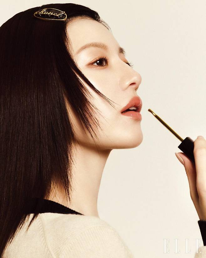 베이지 컬러 카디건과 헤어핀은 모두 Chanel.