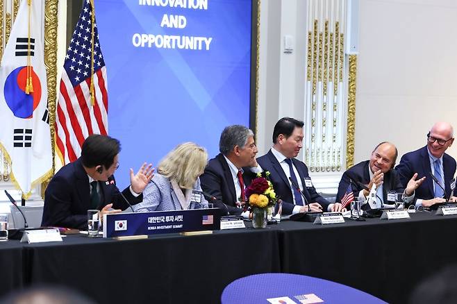 이재명 대통령이 25일(현지시간) 미국 뉴욕 증권거래소에서 열린 한국경제설명회 투자서밋에서 헨리 페르난데스 모건스탠리캐피털 인터내셔널(MSCI) 헨리 페르난데스 회장과 대화하고 있다. 연합뉴스