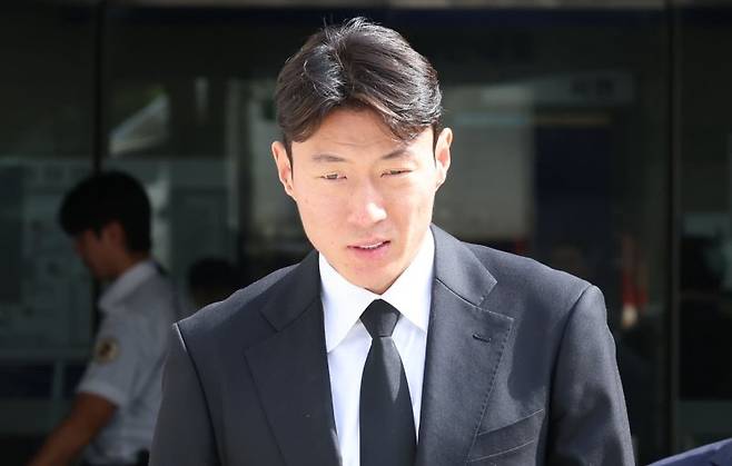 축구선수 황의조가 4일 오후 서울 서초구 서울중앙지방법원에서 열린 불법촬영 등 혐의 항소심 선고를 마치고 법원을 나서고 있다.뉴시스