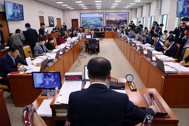 25일 오전 서울 여의도 국회 국토교통위원회 전체회의에서 맹성규 위원장이 의사봉을 두드리고 있다. 뉴시스