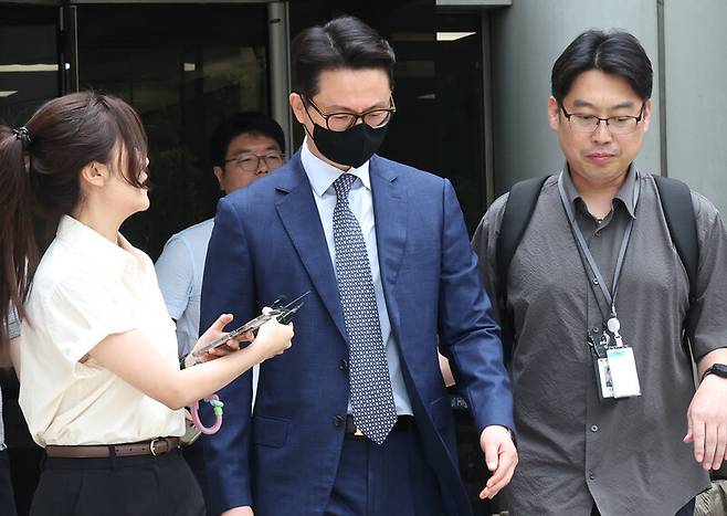 윤영호 통일교 전 세계본부장이 지난 7월30일 낮 구속 전 피의자 심문(영장실질심사)을 마치고 서울중앙지법을 나오고 있다. 윤운식 선임기자 yws@hani.co.kr