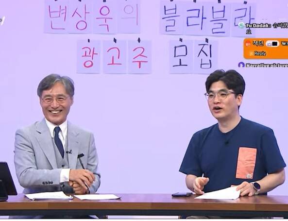 9월23일 첫 방송한 티비에스 ‘변상욱의 블라블라’에서 진행자 변상욱(왼쪽)씨와 출연자 헬마우스가 대화하고 있다. 유튜브 화면 갈무리