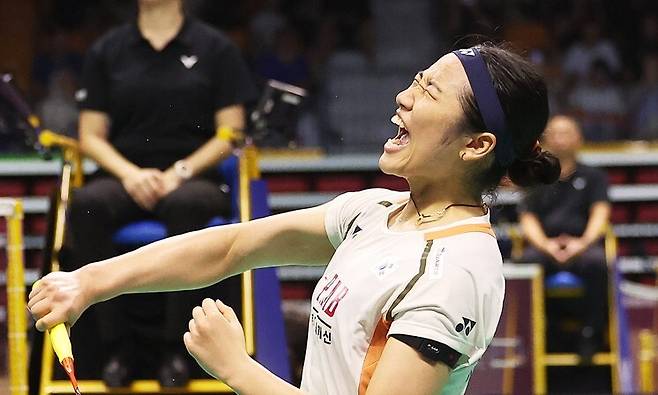 안세영이 26일 경기 수원실내체육관에서 열린 2025 세계배드민턴연맹(BWF) 월드투어 코리아오픈(슈퍼500) 여자단식 8강에서 일본 미야자키 토모카에게 승리한 뒤 환호하고 있다. 연합뉴스