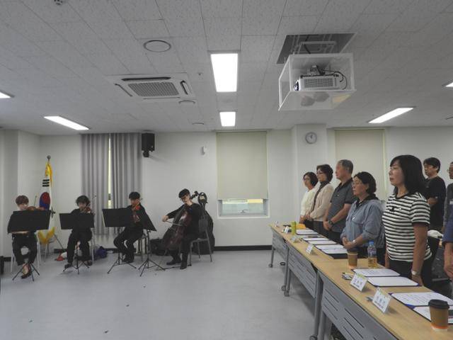 25일 청주출입국·외국인사무소 대회의실에서 열린 국적증서 수여식에서 충북도립교향악단의 현악4중주 연주에 맞춰 국적취득자들이 애국가를 제창하고 있다. 도립교향악단은 이날 민요 아리랑을 연주해 참석자들을 뭉클하게 만들었다. 법무부 청주출입국·외국인사무소 제공