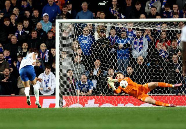 헹크의 최전방 공격수 오현규(왼쪽)가 2025~26시즌 UEL 리그 페이즈 1차전 레인저스와 경기에서 전반 추가시간 페널티킥을 실축하고 있다. 글래스고=AP 뉴시스