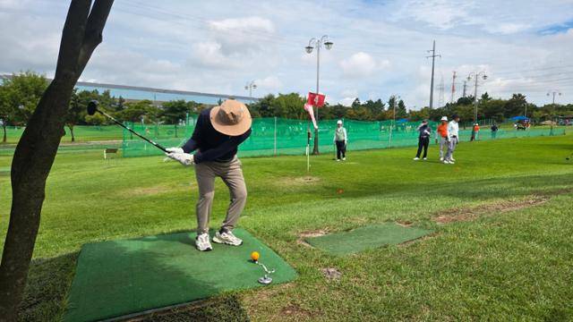 26일 전남도지사배 전국 파크골프대회가 열린 영암군 삼호파크골프장에서 참가자가 파크골프를 즐기고 있다. 영암=김진영 기자