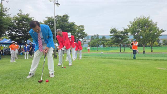 26일 전남도지사배 전국 파크골프대회가 열린 전남 영암군 삼호파크골프장에서 전국 각지에서 온 파크골프협회 회장이 시구를 선보이고 있다. 영암=김진영 기자