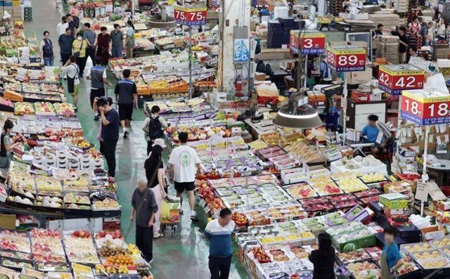 추석을 앞둔 24일 부산 해운대구 반여농산물도매시장에서 시민들이 선물·제수용 과일을 구입하고 있다. 부산=뉴시스