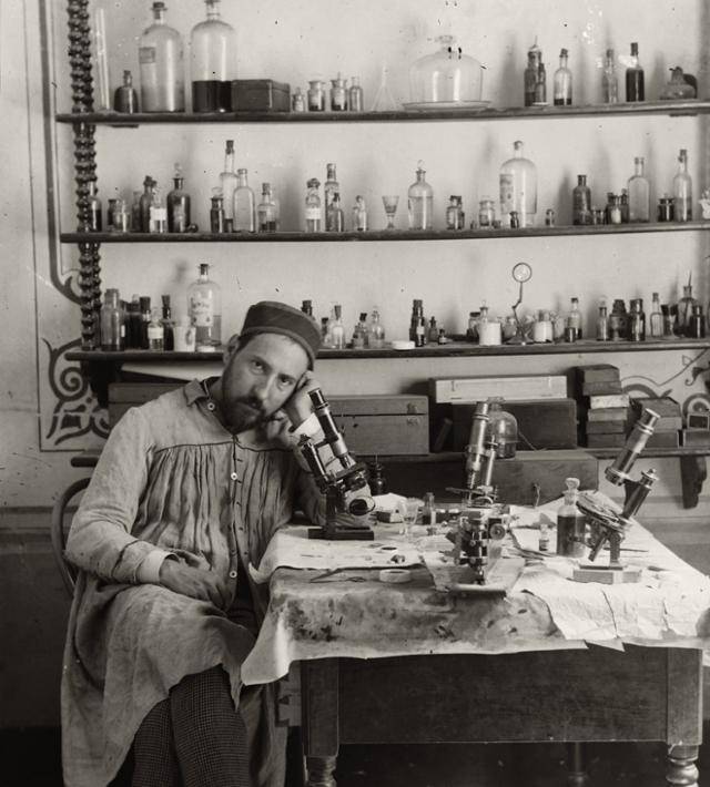 30대 초반의 카할이 1885년경 스페인 발렌시아의 자기 연구실에서 찍은 자화상 사진. ⓒCSIC