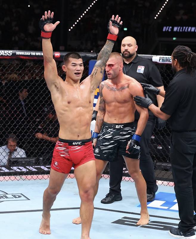 고석현이 UFC 데뷔전을 마친 뒤 환호하는 모습. 사진=UFC 코리아