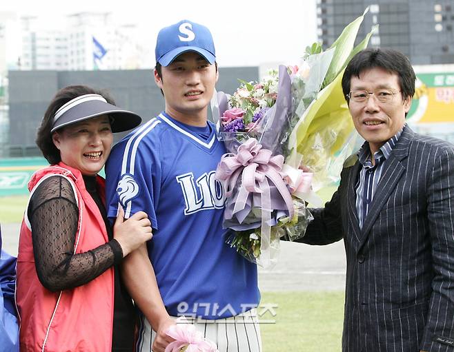 2006년, 통산 47세이브 아시아 신기록을 세운 후 부모님으로부터 축하 꽃다발을 받은 오승환. IS 포토