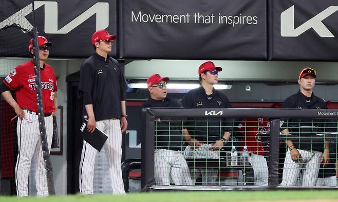 <yonhap photo-5059="">24일 광주기아챔피언스필드에서 열린 프로야구 LG 트윈스와 KIA 타이거즈의 경기. KIA 이범호 감독과 코치진이 역전을 당한 6회초 수비를 지켜보고 있다. 2025.8.24 [연합뉴스]</yonhap>