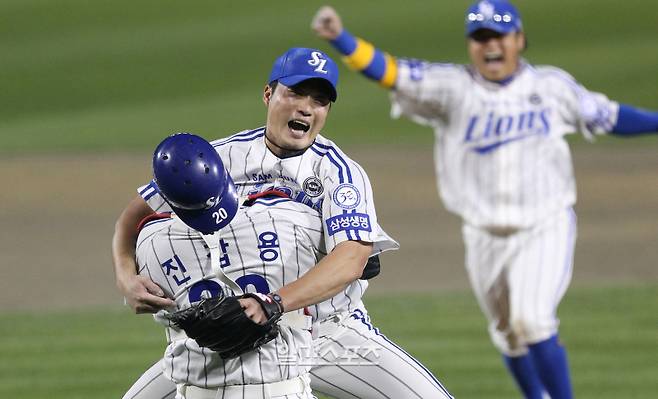 2011년 생애 세 번째 우승과 함께 두 번째 한국시리즈 MVP에 오른 오승환. IS 포토