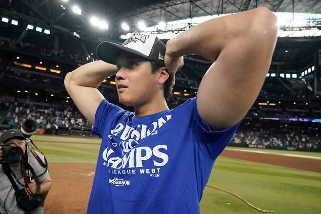 <yonhap photo-3434=""> Los Angeles Dodgers two-way player Shohei Ohtani after the Dodgers clinched the National League West title against the Arizona Diamondbacks during a baseball game at Chase Field Thursday, Sept. 25, 2025, in Phoenix.?(AP Photo/Darryl Webb)/2025-09-26 08:53:59/ <저작권자 ⓒ 1980-2025 ㈜연합뉴스. 무단 전재 재배포 금지, AI 학습 및 활용 금지></yonhap>