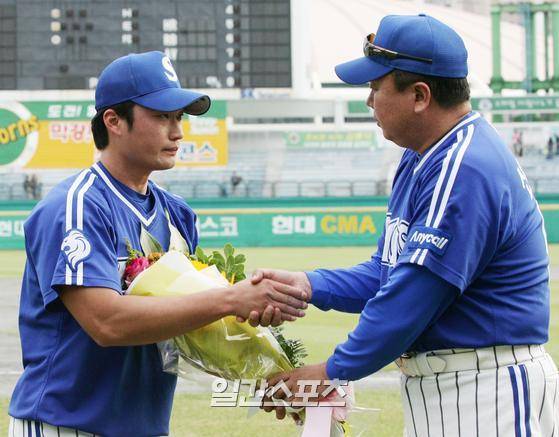 지난 2006년 47세이브를 달성한 오승환이 선동열 삼성 감독에게 축하받고 있다. IS 포토