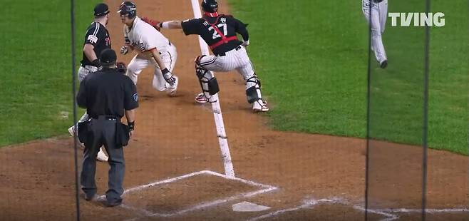 26일 대전 LG-한화전 7회 말 박동원의 태그 장면. 박동원은 공을 오른손에 쥐고 빈 글러브로 노시환을 태그했다. 티빙 캡처