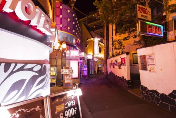 오가와 시장은 10차례 이상 기혼 남성 직원과 러브호텔에 출입했다고 알려졌다. 사진은 일본의 한 러브호텔 거리로, 본 기사 내용과 무관. [사진=Pixta]