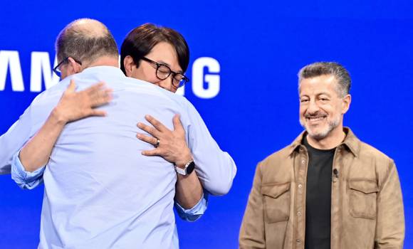 24일(현지시간) 하와이 마우이에서 열린 스냅드래곤 서밋 2025 현장에서 기조연설에 나선 크리스티아노 아몬 퀄컴 최고경영자(CEO, 왼쪽 첫 번째)와 최원준 삼성전자 MX사업부 개발실장(사장)이 포옹을 나누고 있는 모습. [사진=공동취재단]