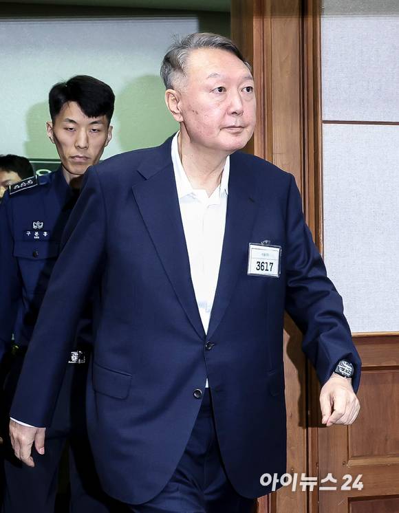 윤석열 전 대통령이 26일 서울 서초구 서울중앙지법에서 열린 특수공무집행방해, 직권남용 권리행사방해 등 혐의 사건 첫 공판에 출석하고 있다. [사진=사진공동취재단]