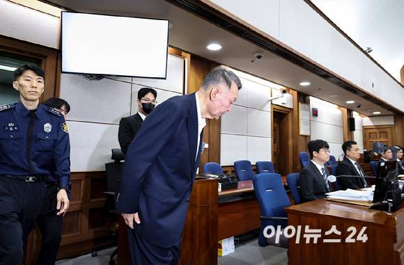 윤석열 전 대통령이 26일 서울 서초구 서울중앙지법에서 열린 특수공무집행방해, 직권남용 권리행사방해 등 혐의 사건 첫 공판에 출석하고 있다. [사진=사진공동취재단]