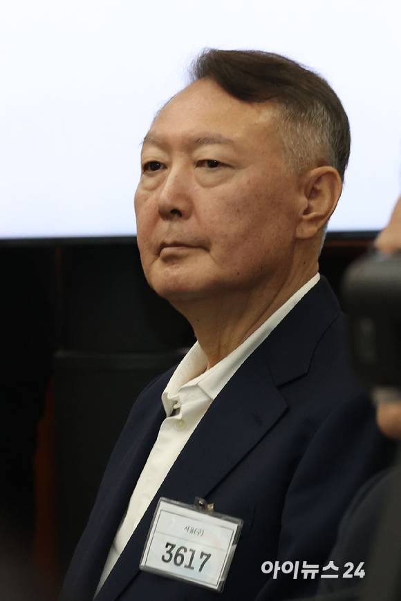 윤석열 전 대통령이 26일 서울 서초동 서울중앙지법에서 열린 특수공무집행방해 혐의 재판에 출석하고 있다. [사진=사진공동취재단]