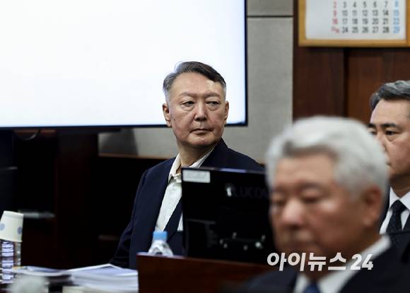 윤석열 전 대통령이 26일 서울 서초구 서울중앙지법에서 열린 특수공무집행방해, 직권남용 권리행사방해 등 혐의 사건 첫 공판에 출석하고 있다. [사진=사진공동취재단]