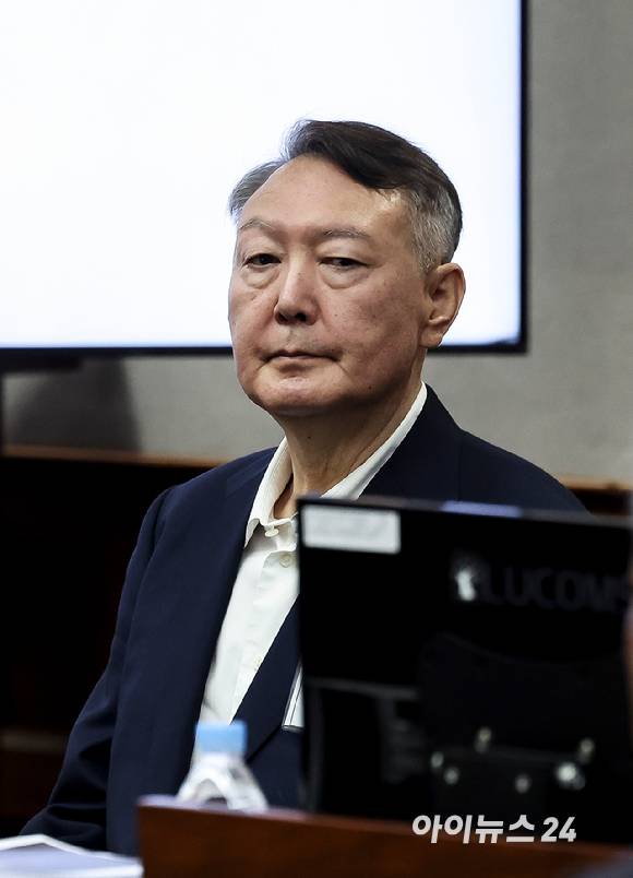 윤석열 전 대통령이 26일 서울 서초구 서울중앙지법에서 열린 특수공무집행방해, 직권남용 권리행사방해 등 혐의 사건 첫 공판에 출석하고 있다. [사진=사진공동취재단]