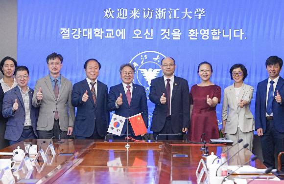 강기정 광주시장이 저장대를 방문해 마옌밍 총장과 AI 인재육성 등 협력 방안을 논의한 뒤 기념촬영을 하고 있다. [사진=광주시]